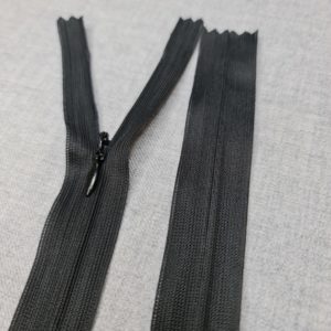Invisible lace zip in black colour