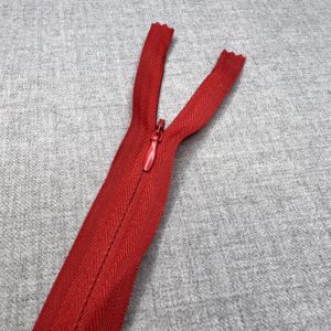 Invisible red zip close end