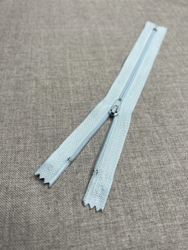 Nylon zip close end size 5 Baby blue 20cm/8"