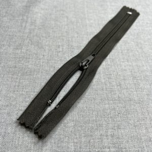 Nylon zip close end Dark brown 20cm/8"