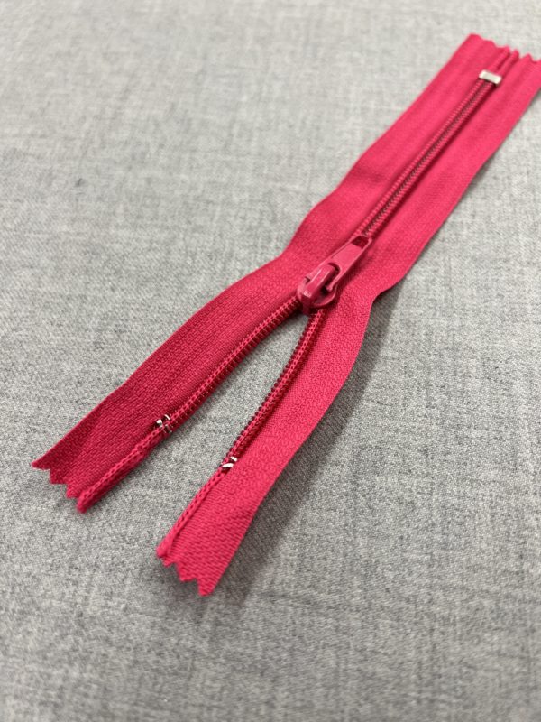 Zip in pink colour closed end 16cm/6"