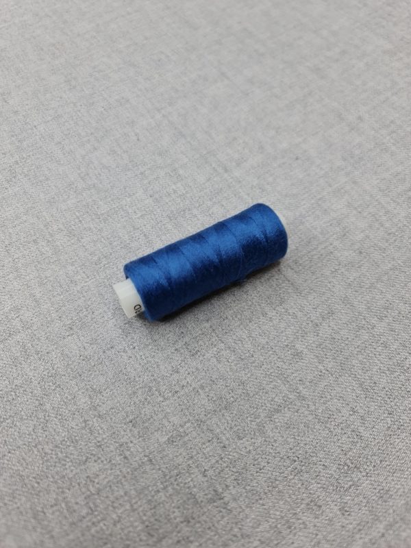 Thread in dark blue colour 220