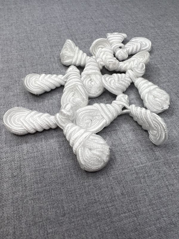 Knot frog buttons in white colour, 3 pairs