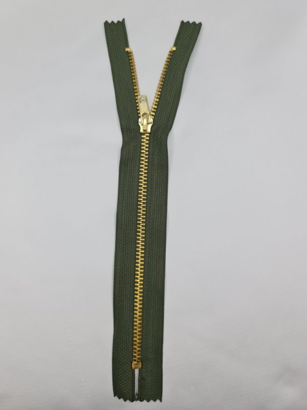 Metal zip closed end size 4 in moss green colour