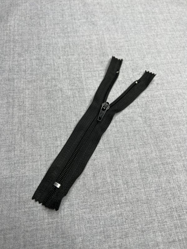 Nylon closed end zip in black colour 20cm/8"